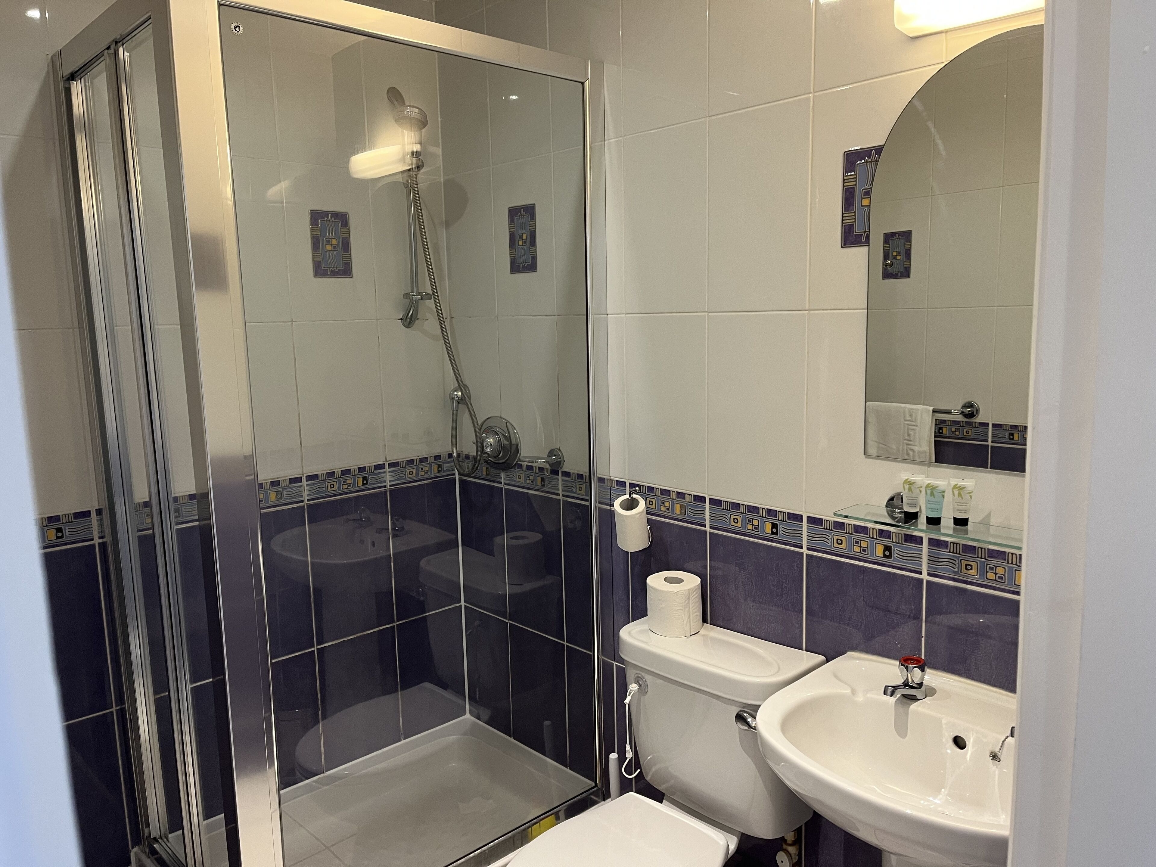 standard apartment, 1 double bed, non smoking | bathroom | shower, free toiletries, hair dryer