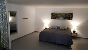 4 habitaciones, tabla de planchar con plancha, internet y ropa de cama 