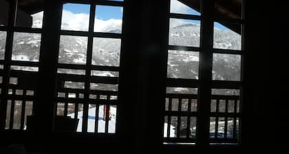 Lovely Alpine chalet lähellä hiihtobussipysäkkiä, upeat näkymät, tablet-kappaletta, ilmainen WiFi