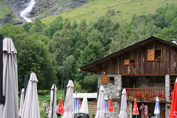 Exterior - Lovely Alpine chalet near ski bus stop, fabulous views, tablet pcs, free WiFi (Courchevel)