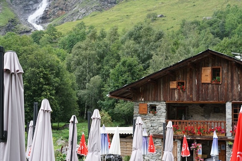 Lovely Alpine chalet near ski bus stop, fabulous views, tablet pcs, free WiFi