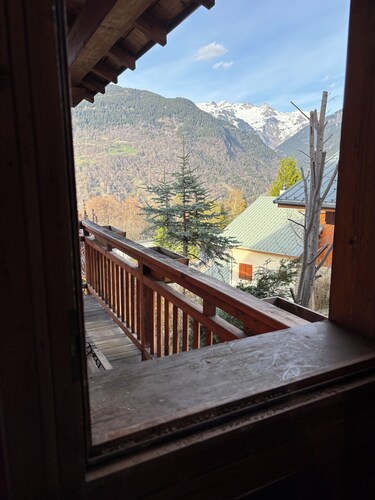 Lovely Alpine chalet lähellä hiihtobussipysäkkiä, upeat näkymät, tablet-kappaletta, ilmainen WiFi