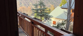 Charmant chalet, proche arrêt de bus, belles vues, Internet sans fil gratuit