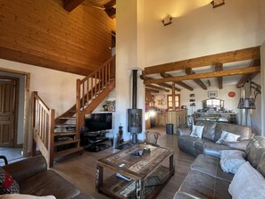 Smart TV, fireplace, DVD player, books - Lovely Alpine chalet near ski bus stop, fabulous views, tablet pcs, free WiFi (Courchevel)