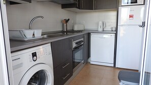Een koelkast, een magnetron, een oven, een kookplaat