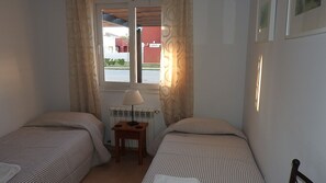 2 slaapkamers, een strijkplank/strijkijzer, reisbedje, gratis wifi