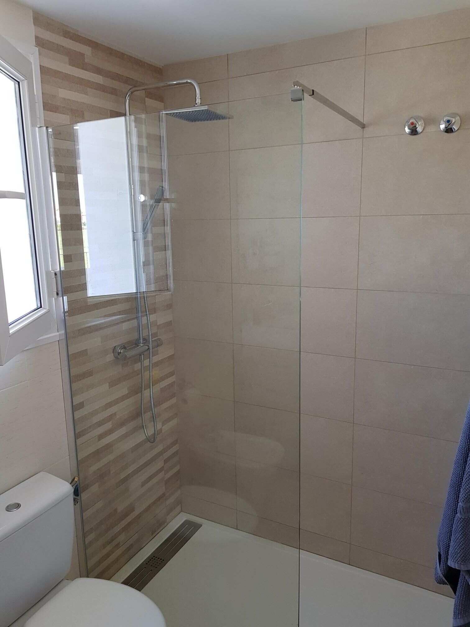 Douche, sèche-cheveux, bidet, serviettes fournies