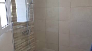 Douche, sèche-cheveux, bidet, serviettes fournies