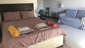 5 bedrooms, iron/ironing board, WiFi, bed sheets