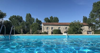 grande Charentaise pour 16+ personnes, piscine chauffée de mai à fin septembre