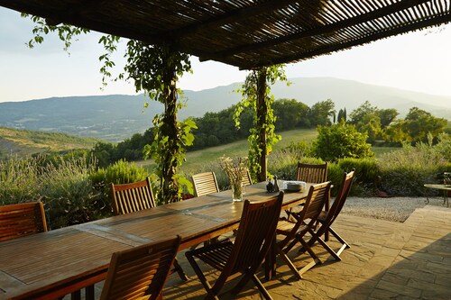 Beautifully restored farmhouse, big pool & terrace, amazing views