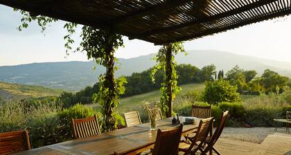 Beautifully restored farmhouse, big pool & terrace, amazing views