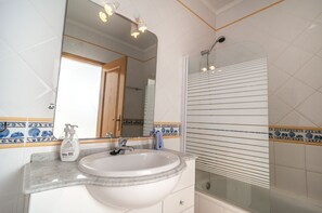 Haartrockner, Handtücher, Seife, Toilettenpapier