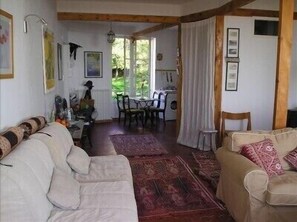 Fernseher, DVD-Player, Bücher, Musikbibliothek