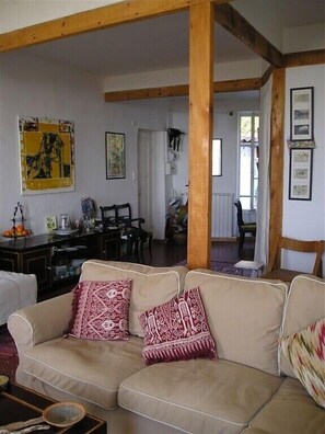 Télévision, lecteur de DVD, livres, médiathèque