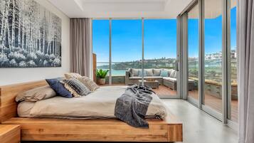 4 Bedroom Owners Residence Apartment | Premium bedding, soundproofing, iron/ironing board, free WiFi