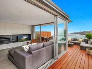 Luxe appartement, 3 slaapkamers, niet-roken, uitzicht op zee | Woonruimte | Flatscreentelevisie, Netflix en een dvd-speler
