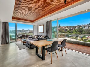 Luxe appartement, Meerdere bedden, niet-roken, uitzicht op zee | Dineren op de kamer