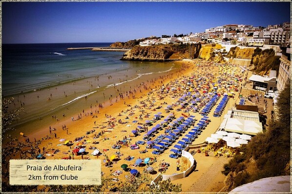Beach nearby - Refurbished luxury ground floor corner apartment facing south! Cable, WiFi & Airco (Albufeira)