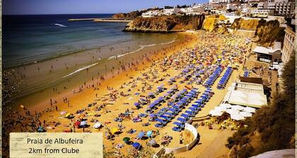 Appartement de coin au rez-de-chaussée de luxe rénové, plein sud! Cùble, WiFi et climatisation