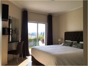 2 bedrooms, iron/ironing board, free WiFi, bed sheets - Refurbished luxury ground floor corner apartment facing south! Cable, WiFi & Airco (Albufeira)