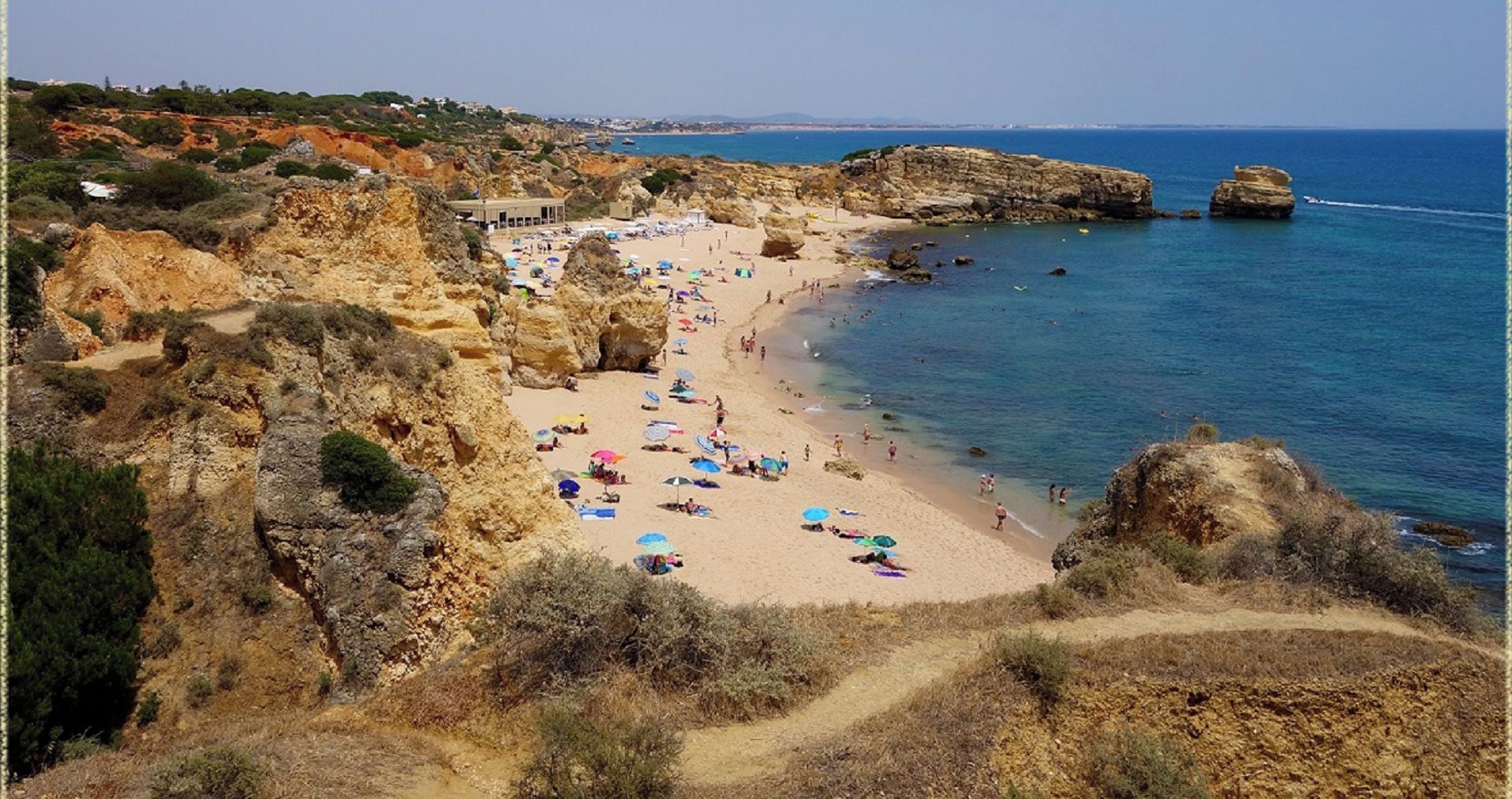 Praia de S. Rafael, een strand met rotsachtige kliffen en helderblauw water, 5km van Clube Albufeira.