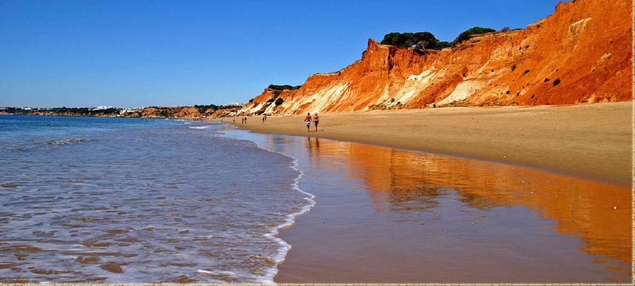 Praia de Falesia, een strand met een zandstrand en kliffen, 8 km van Clube Albufeira.