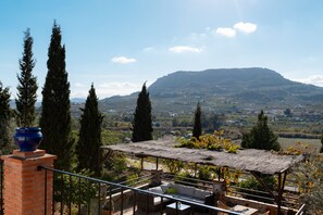 Property grounds - House cited in an environment of vegetation, very communicated with its surroundings (Alora)