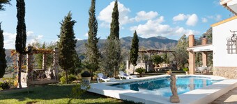 House cited in an environment of vegetation, very communicated with its surroundings