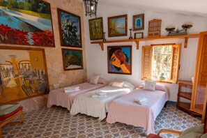 4 bedrooms, iron/ironing board, travel crib, WiFi - House cited in an environment of vegetation, very communicated with its surroundings (Alora)