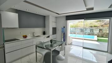 Coffee/tea maker, fridge, microwave, oven