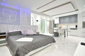 2 bedrooms, desk, soundproofing, iron/ironing board - Alpha Delta Pool Suite (KAVALA)