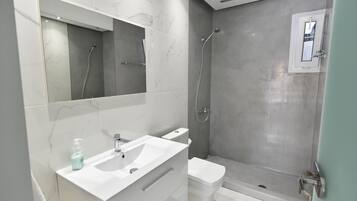 Douche, sĂšche-cheveux, peignoirs, chaussons