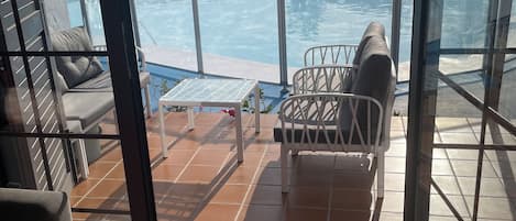 Una piscina al aire libre