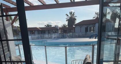 1 chambre luxe moderne, bungalow au bord de la piscine. 4 personnes