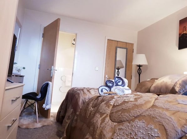 Premium Apartment, City View | Desk, free WiFi, bed sheets