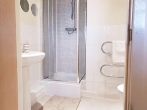 Premium Apartment, City View | Bathroom | Combined shower/tub, towels