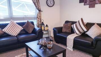 Premium Apartment, City View | Living room | Flat-screen TV