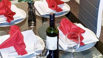 Premium Apartment, City View | In-room dining