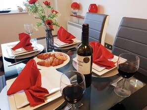 Apartamento Premium, vistas a la ciudad | Servicio de comidas en la habitación