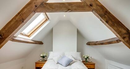 Reighton House sleeps upto 15 guests, dog friendly, games room, enclosed gardens