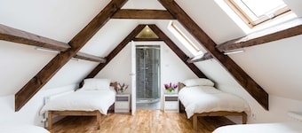 Reighton House sleeps upto 15 guests, dog friendly, games room, enclosed gardens