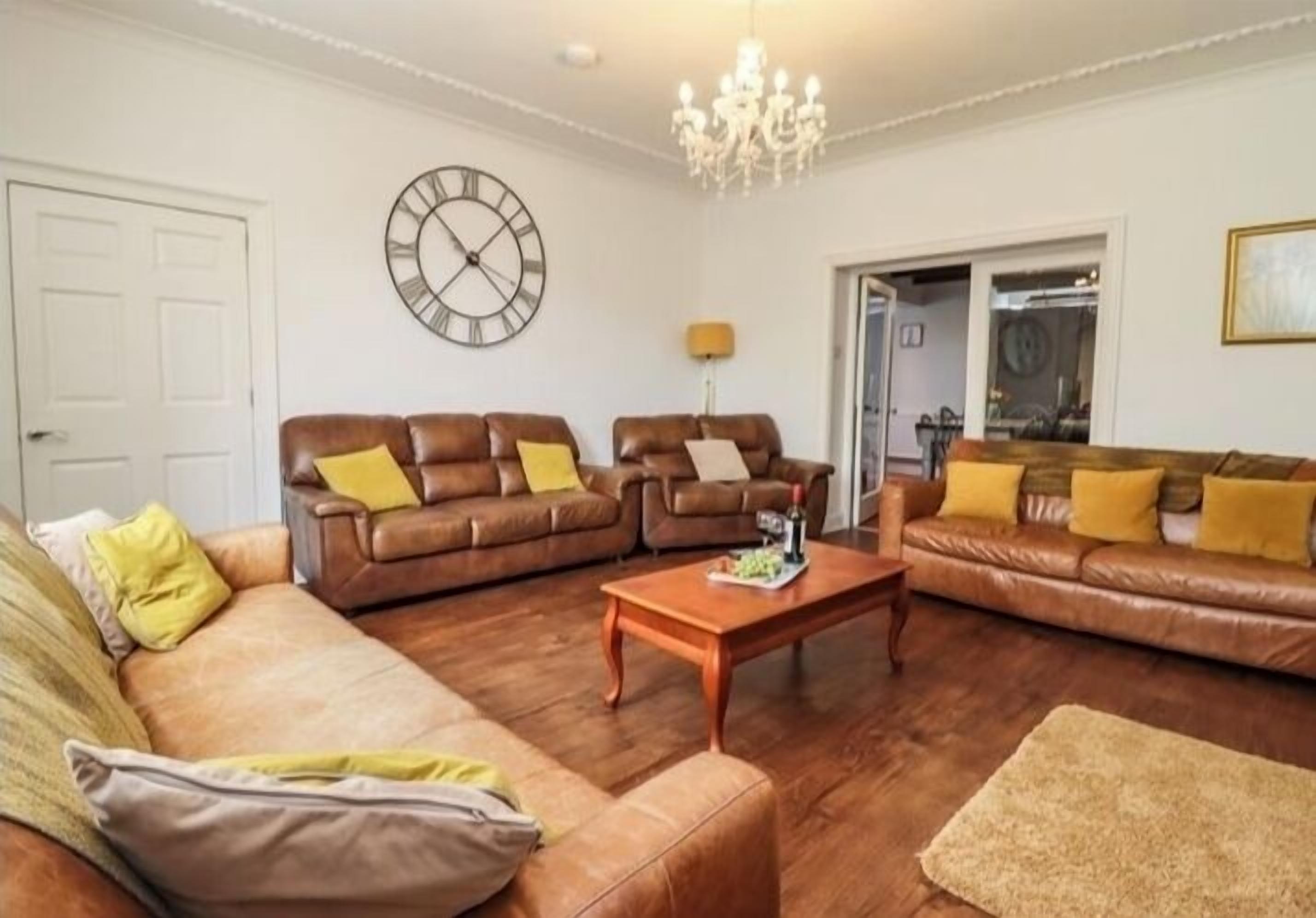 Älytelevisio, takka, DVD-soitin, pöytäjalkapallopöytä