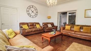 Smart-tv, een open haard, een dvd-speler en tafelvoetbal