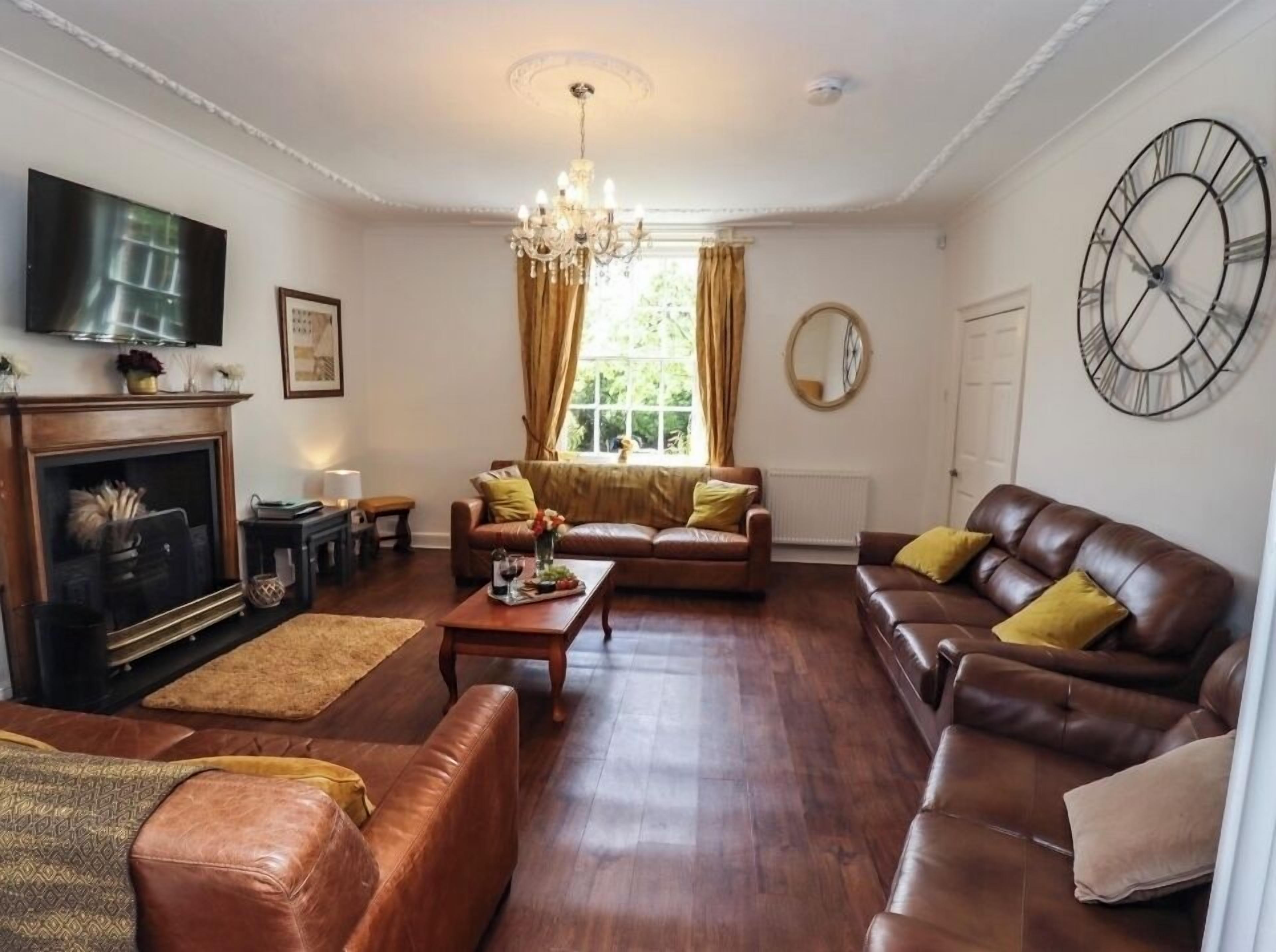 Smart-tv, pejs, dvd-afspiller, bordfodbold