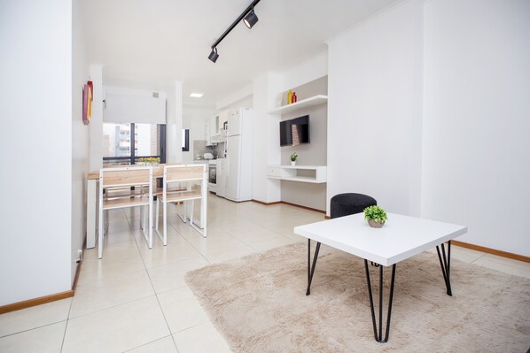 Appartement, plusieurs lits, non-fumeurs | Salle de séjour | Télévision LED de 32 pouces avec chaînes par câble, télévision