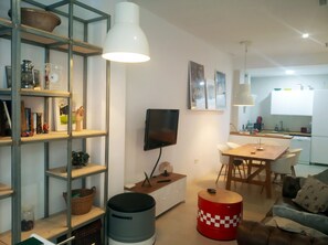 Smart-tv, bordsfotboll och böcker