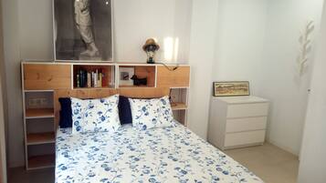 2 slaapkamers, een bureau, een strijkplank/strijkijzer, gratis wifi