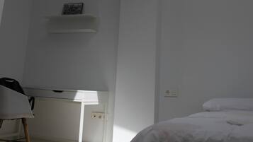 2 slaapkamers, een bureau, een strijkplank/strijkijzer, gratis wifi