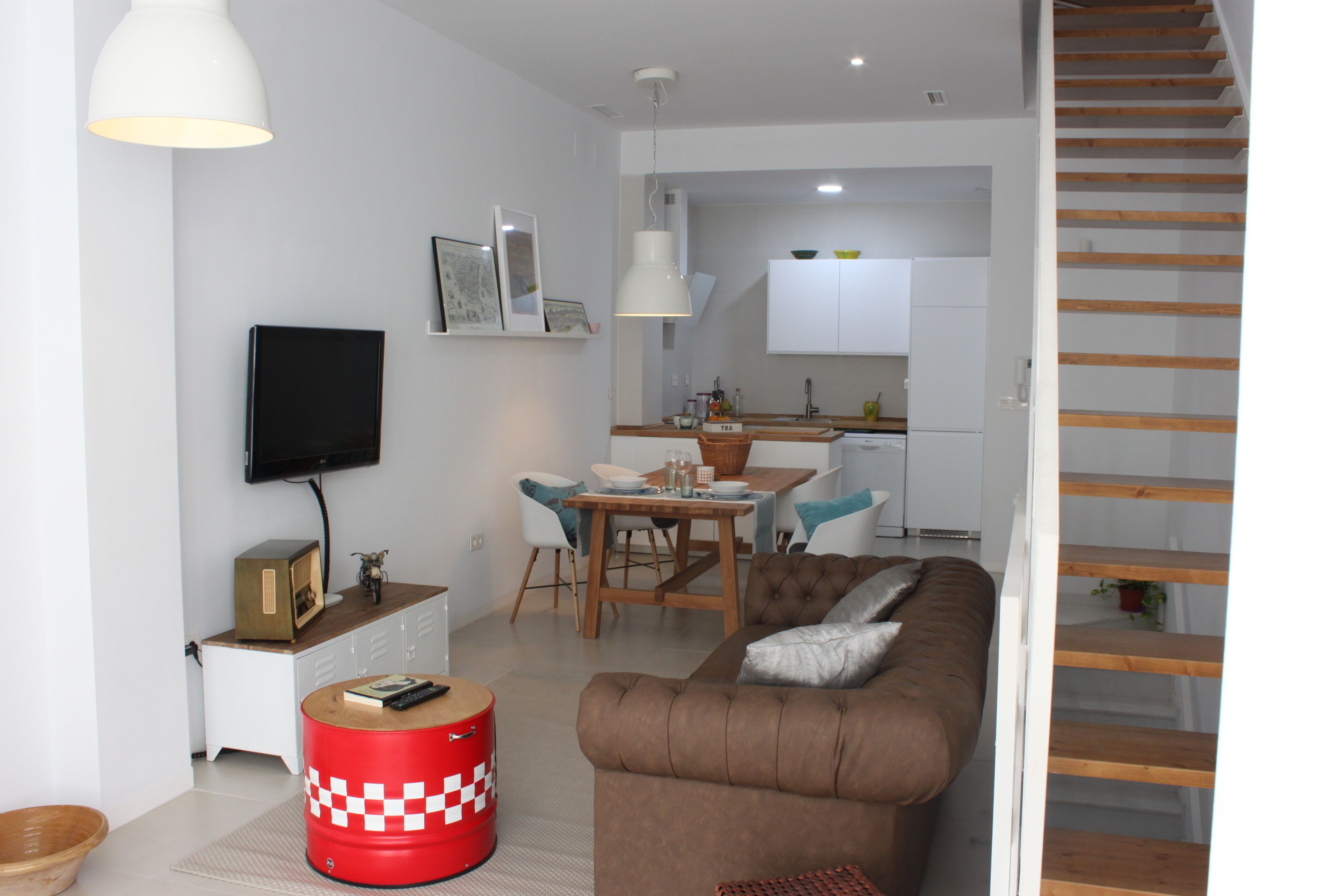 Een smart-tv, tafelvoetbal en boeken